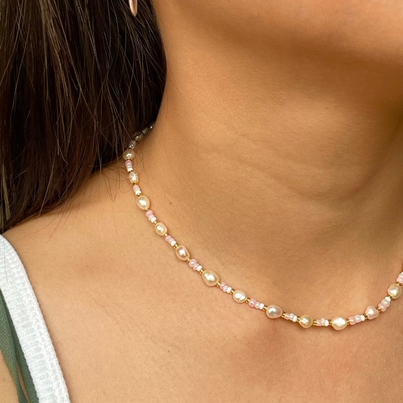 Dainty pink pearly beaded necklace - Picture 2 of 3